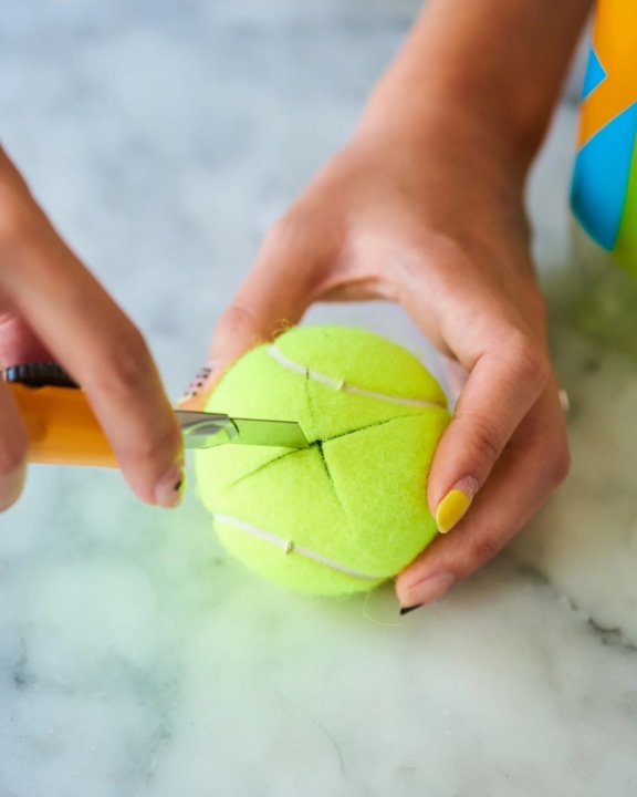 Прикрепите теннисный мяч к швабре и получите сверхмощный инструмент для очистки пола