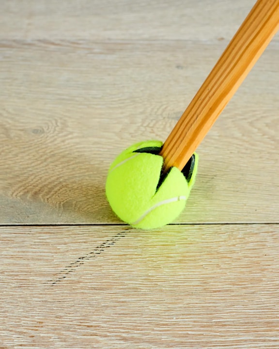Прикрепите теннисный мяч к швабре и получите сверхмощный инструмент для очистки пола