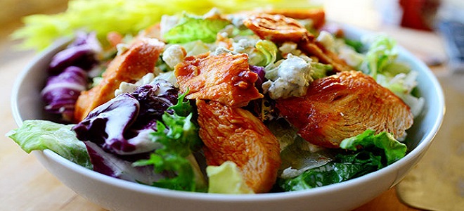 Салат с курицей — интересные рецепты блюда на каждый день и для торжественного меню