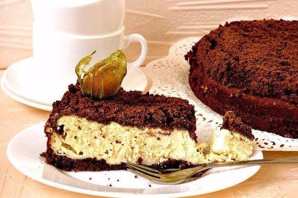 Творожно-шоколадный пирог — лакомство, которое приятно удивит тебя своим нежнейшим вкусом.