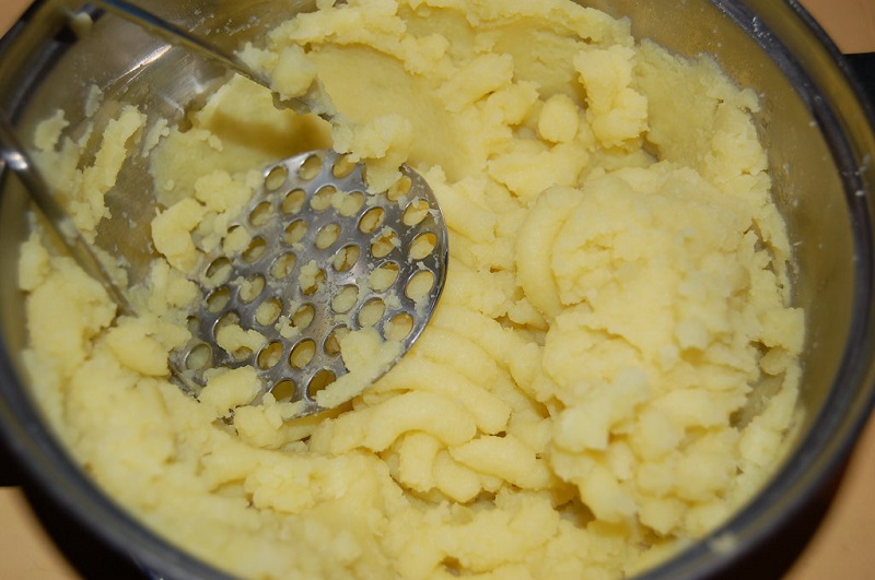 Варю картофель, нарезаю салями, а затем плотно сворачиваю… На 20 минут в духовку! Необычная подача и отменный вкус.